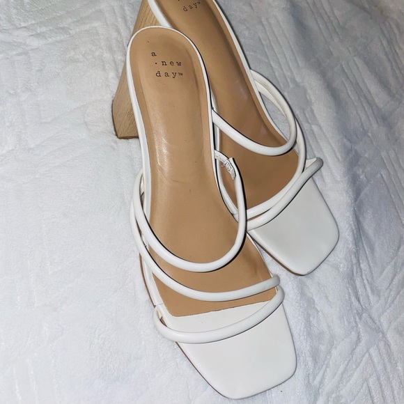 White heel’s - Picture 3 of 4